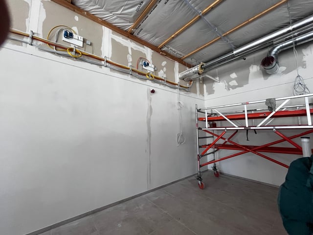 Wandflächen in Beilngries im Vorbereitungs- und Ausbesserungsstadium mit sichtbaren gespachtelten Fehlstellen