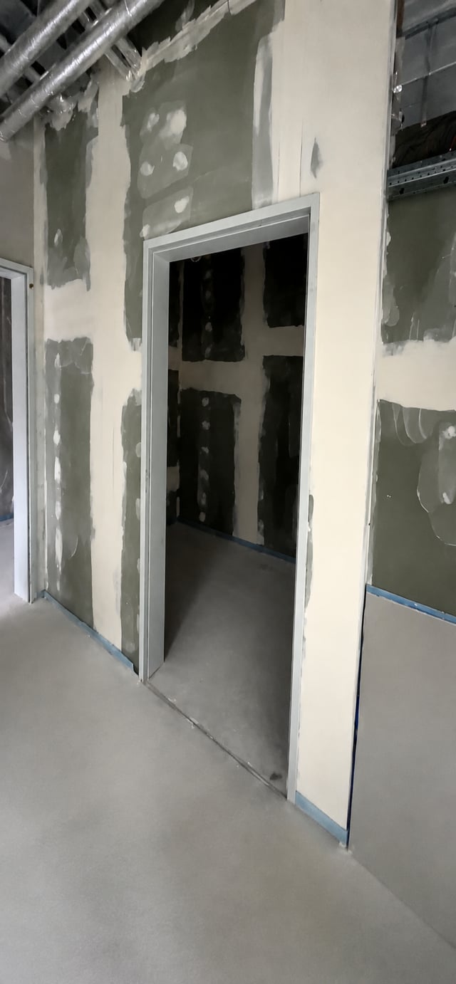 Türöffnung mit Stahlzarge in einer gespachtelten Trockenbauwand in Ingolstadt während der Ausführung
